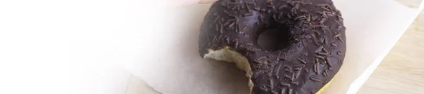 Pavimento horizontal de rosquinhas de chocolate em uma mesa — Fotografia de Stock