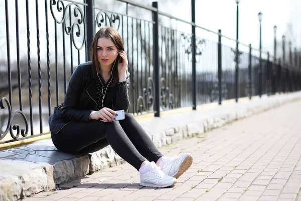 Bahar şehrin içinden bir yürüyüşte kız