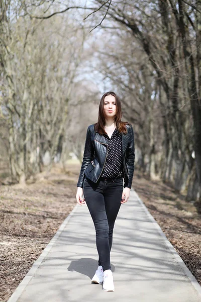 Mädchen auf einem Spaziergang durch die Frühlingsstadt — Stockfoto