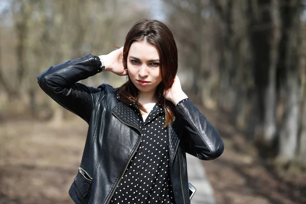 Bahar şehrin içinden bir yürüyüşte kız