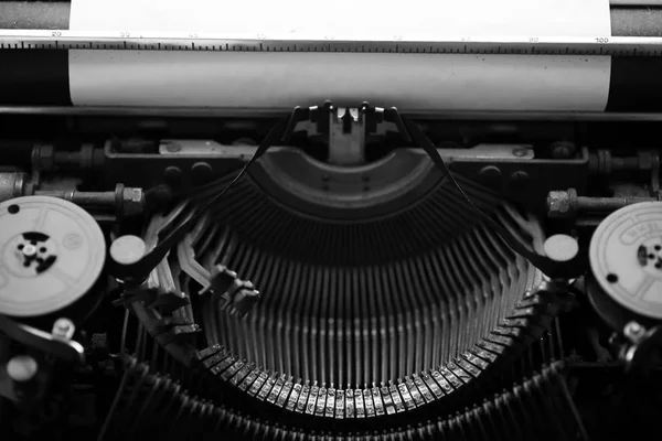 Diferentes pequeños elementos metálicos de una vieja máquina de escribir — Foto de Stock