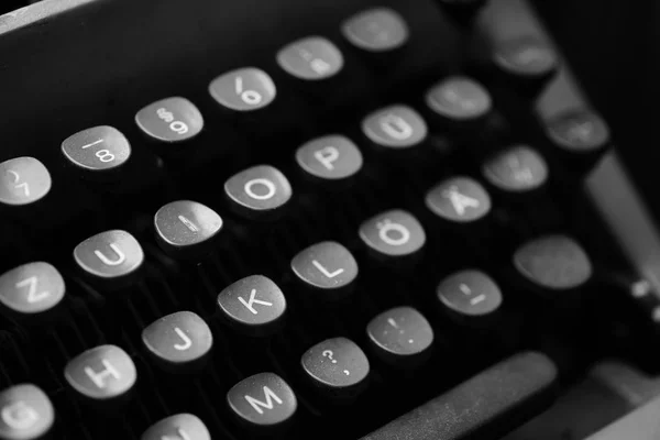 Clés avec lettres sur une vieille machine à écrire — Photo