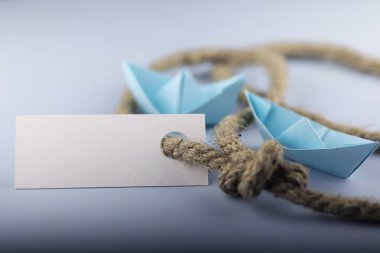 kalın örgülü halat ve gemi kağıt origami ile etiket