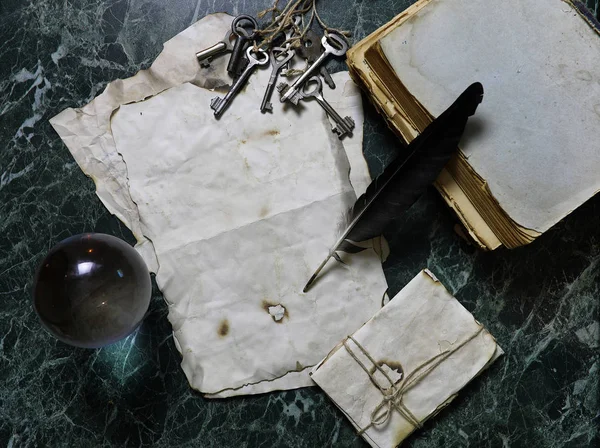 Papeles retro y libro sobre mesa con antecedentes de herramientas de detectives — Foto de Stock