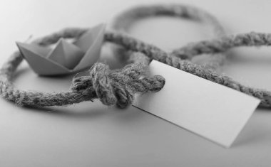 tek renkli fotoğraf sopa ile kalın örgülü halat ve gemi kağıt