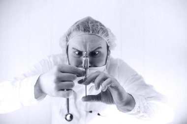 Siyah ve beyaz fotoğraf sakallı doktor Beyaz önlük ve bir ol