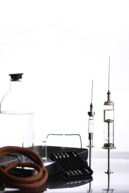 Tıbbi şırınga ve aksesuarları tablosundaki eski metal