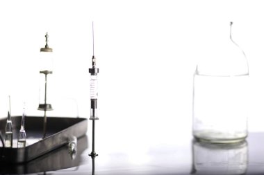 Tıbbi şırınga ve aksesuarları tablosundaki eski metal