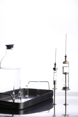 Tıbbi şırınga ve aksesuarları tablosundaki eski metal