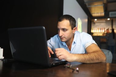 Dizüstü çalışan Ermeni yakışıklı adam