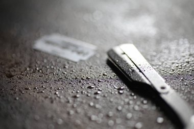 Ahşap arka planda tıraş aksesuarları