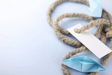 kalın örgülü halat ve gemi kağıt origami ile etiket