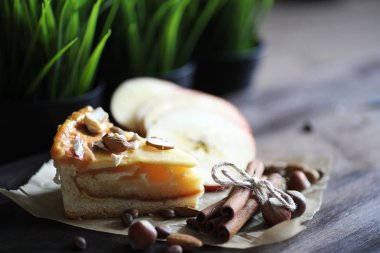 Tarçın ve meyve lezzetli pasta