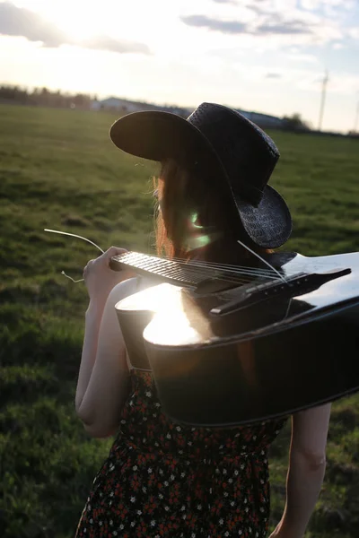 Girl outdoor field sunset texas hat — Stock Photo, Image