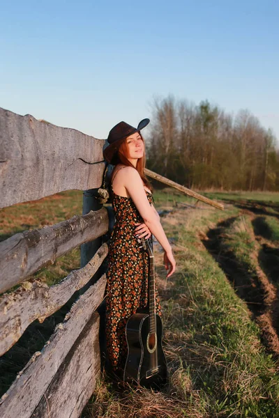 cowgirl BM şapkası gitar ile