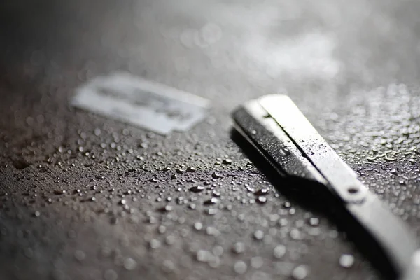 Ahşap arka planda tıraş aksesuarları