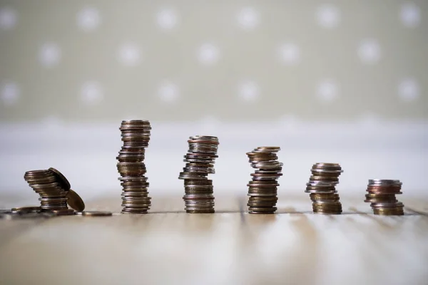 Mince naskládané na hromádkách na podlaze — Stock fotografie