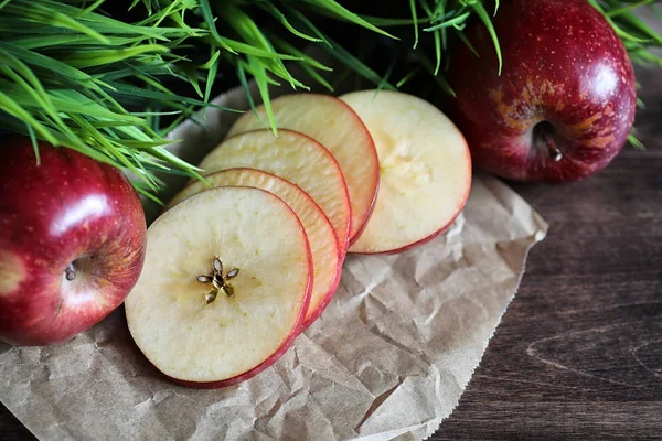 Ahşap bir masa üzerinde kırmızı taze elma