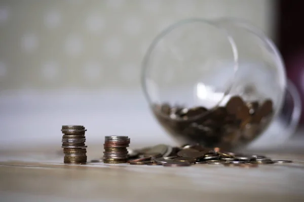 Monedas apiladas en pilas en el suelo —  Fotos de Stock