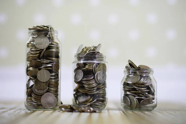 Monedas apiladas en frascos de vidrio en el suelo rublos rusos — Foto de Stock