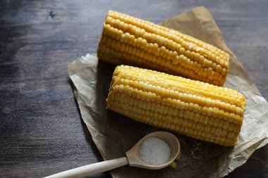 Bir ahşap üzerine tuz ile haşlanmış mısır mısır koçanı