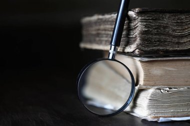 eski retro kitap yığını