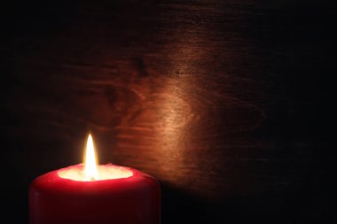 Yanan Mum alevi koyu