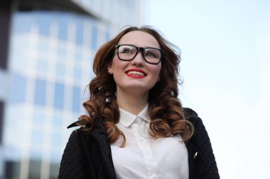 İş kadını binaların zemin üzerine sıkı giysiler