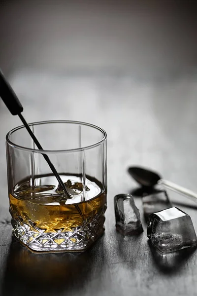 ガラスと木に氷の部分でウイスキー — ストック写真