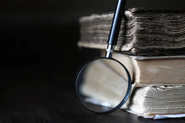 eski retro kitap yığını