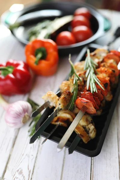 Шашлик, приготований на металевих шампурах з овочами — стокове фото