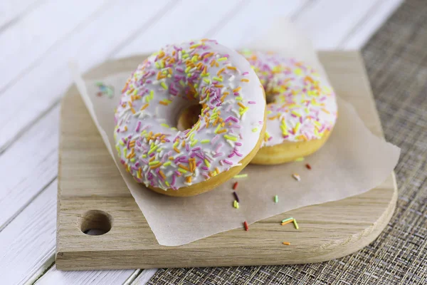 Donut auf weißem Hintergrund — Stockfoto