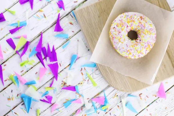 Donut em um fundo branco de madeira — Fotografia de Stock