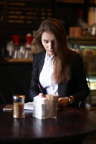 La chica en el café desayuno —  Fotos de Stock