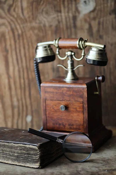 Старий телефон і ретро книга на дереві — стокове фото