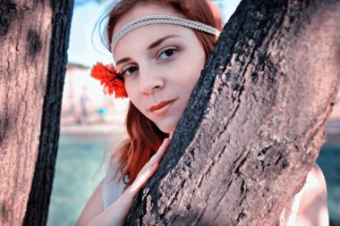 Bahar güneşli bir öğleden sonra parkta bir yürüyüş için kız