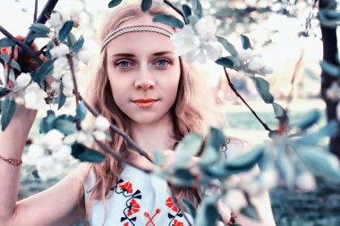 Bahar güneşli bir öğleden sonra parkta bir yürüyüş için kız