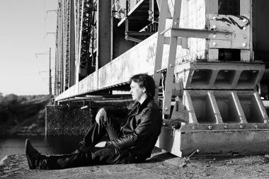 Elektro gitarı fişe endüstriyel landsca tek renkli adam