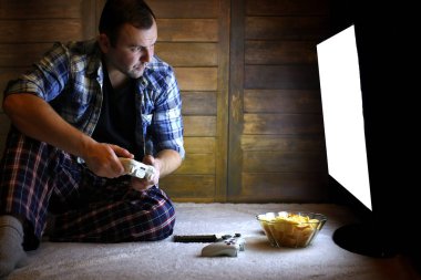 adam bir konsol oyun çubuğu büyük Tv önce üzerinde oynamak