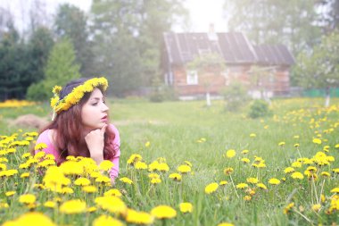 Sarı dandelions çayırda güneşli bir dinlenme kız