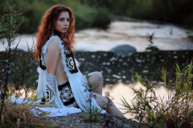 nehir fantezi kız giysileri oturmak