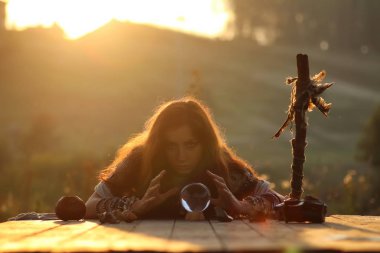 kristal top ile günbatımında cadı