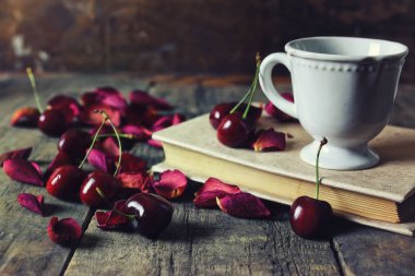 Vintage kompozisyon kiraz berry ahşap arka plan üzerinde