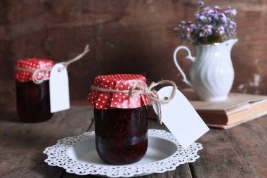 rustik ev yapımı reçel kavanoz ahşap arka plan ve çiçek