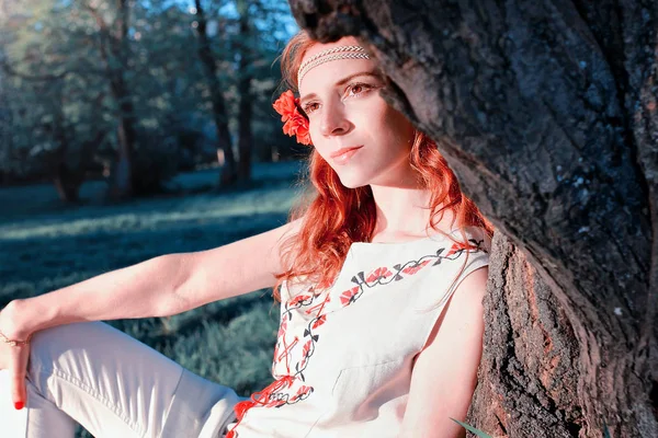 Bahar güneşli bir öğleden sonra parkta bir yürüyüş için kız