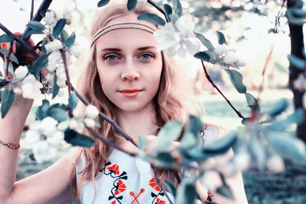 Bahar güneşli bir öğleden sonra parkta bir yürüyüş için kız