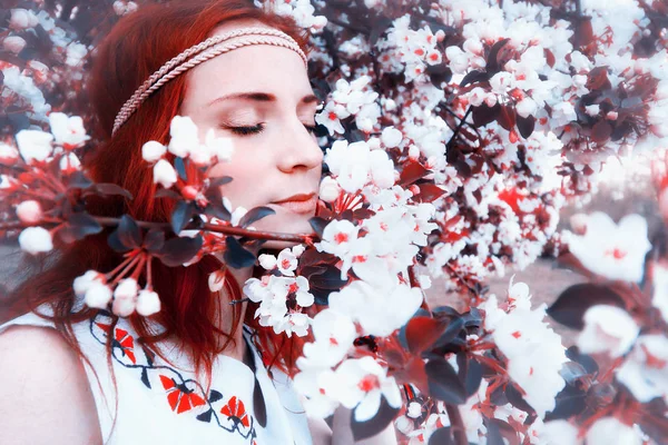 Bahar güneşli bir öğleden sonra parkta bir yürüyüş için kız