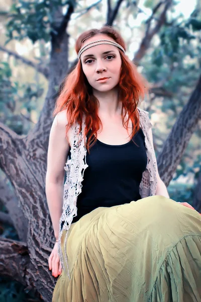 Bahar güneşli bir öğleden sonra parkta bir yürüyüş için kız