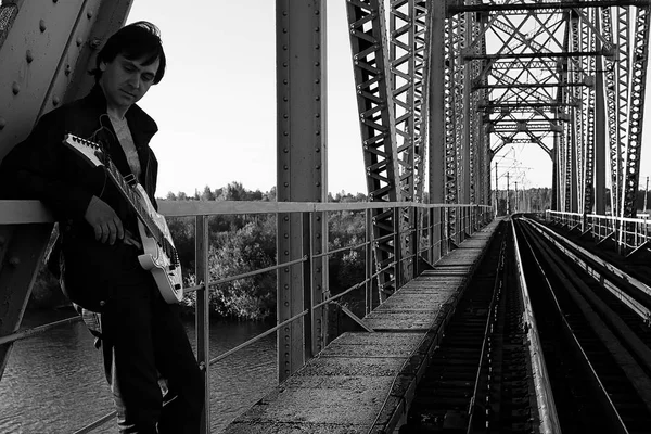 Homem monocromático com uma guitarra elétrica na landsca industrial — Fotografia de Stock