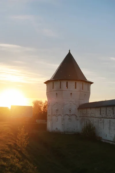 Cathedral fortress medieval Christian era at sunset on a sunny d — Stock Photo, Image